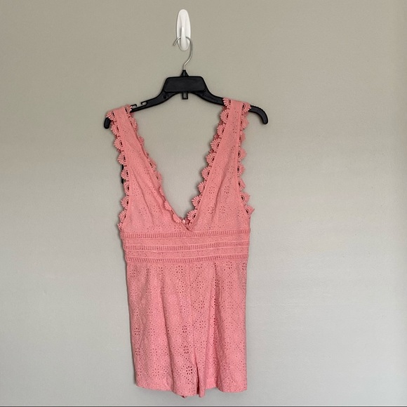 NWT Forever 21 pink eyelet romper plunging lined M - Picture 2 of 5